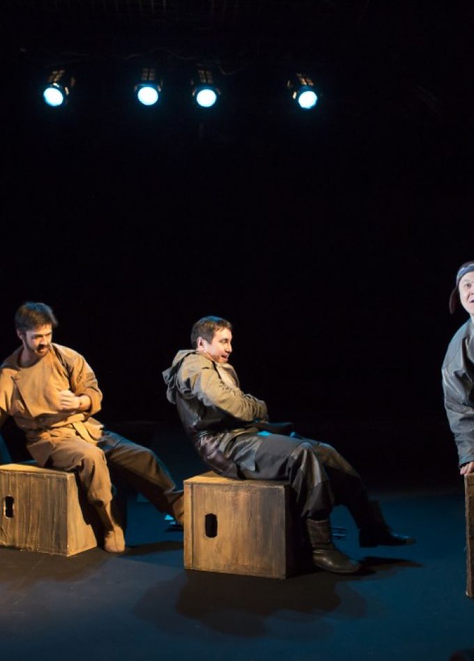 Пегий пёс, бегущий краем моря