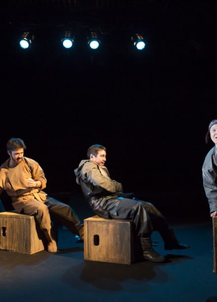 Пегий пёс, бегущий краем моря