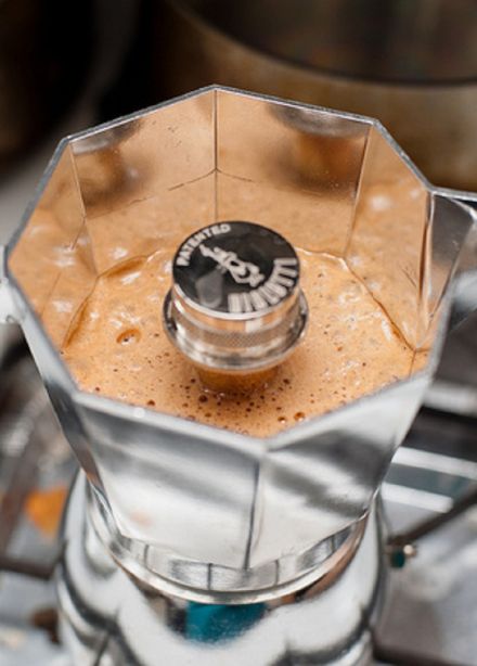 Приготовление кофе в гейзерной кофеварке